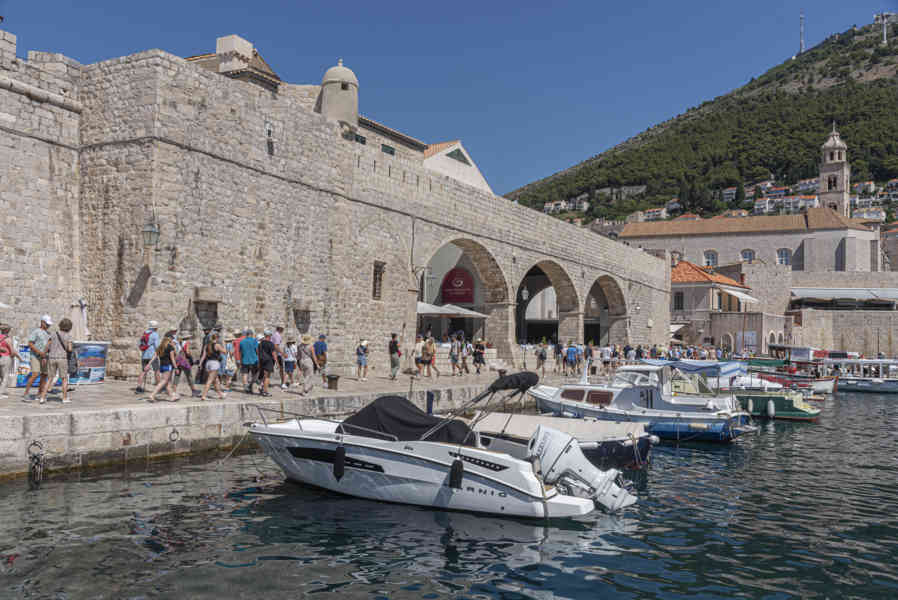 Croacia - Dubrovnik 062 - puerto antiguo - antiguo astillero y arsenal.jpg
